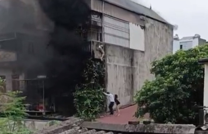 Cháy nhà trọ ở Hà Nội, 9 người thoát nạn nhờ mái nhà bên cạnh