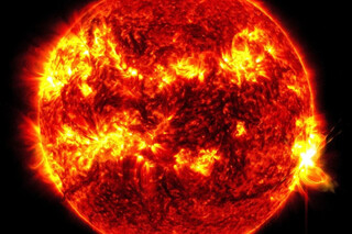 Mặt trời bắn tia lửa lớn nhất trong gần một thập kỷ
