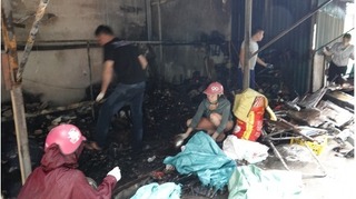 Hà Nội: Bị sét đánh trúng, 1 người nguy kịch, kho hàng đồ cổ bị thiêu rụi