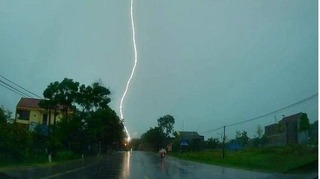 Cảnh báo mưa lớn, lốc, sét tại khu vực nội thành Hà Nội chiều 5/6