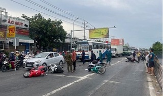 Công an xác định nguyên nhân ô tô khách tông hàng loạt xe máy ở Long An làm 2 người chết