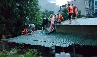 Mưa lớn khiến thành phố Hà Giang chìm trong 'biển nước', dân trèo lên mái nhà chờ giải cứu