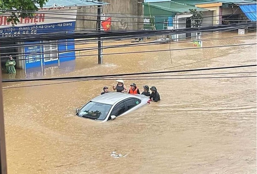 Mưa lớn khiến thành phố Hà Giang chìm trong 'biển nước', dân trèo lên mái nhà chờ giải cứu