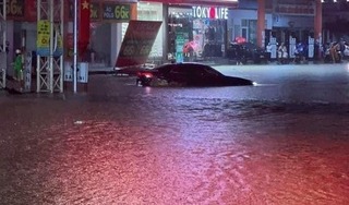 Thái Nguyên là tỉnh tiếp theo xảy ra ngập úng, dân bì bõm trong biển nước 