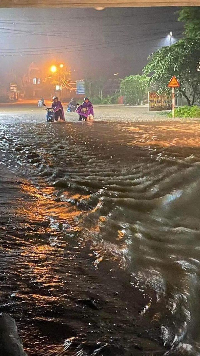 Thái Nguyên là tỉnh tiếp theo xảy ra ngập úng, dân bì bõm trong biển nước 