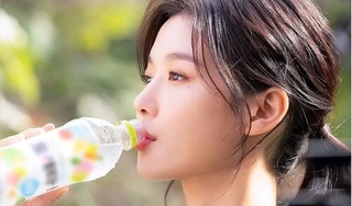 Giới trẻ Hàn Quốc chỉ uống nước để giảm cân