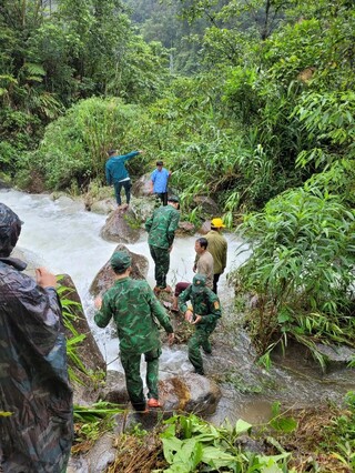 Tìm thấy nạn nhân mất tích khi dắt xe qua suối lúc mưa to ở Lai Châu