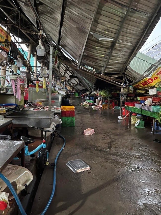 Mưa đá hiếm gặp làm sập chợ ở Bình Dương, hàng loạt chuyến bay ở Tân Sơn Nhất bị delay