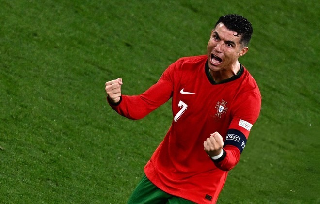 Khoảnh khắc Ronaldo ăn mừng sau chiến thắng nghẹt thở tại Euro gây sốt