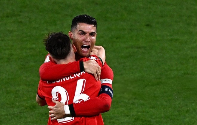 Khoảnh khắc Ronaldo ăn mừng sau chiến thắng nghẹt thở tại Euro gây sốt