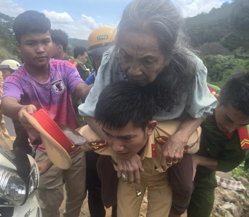 Lật xe khách chở 45 người trên đèo ở Đắk Nông, hàng chục người bị thương