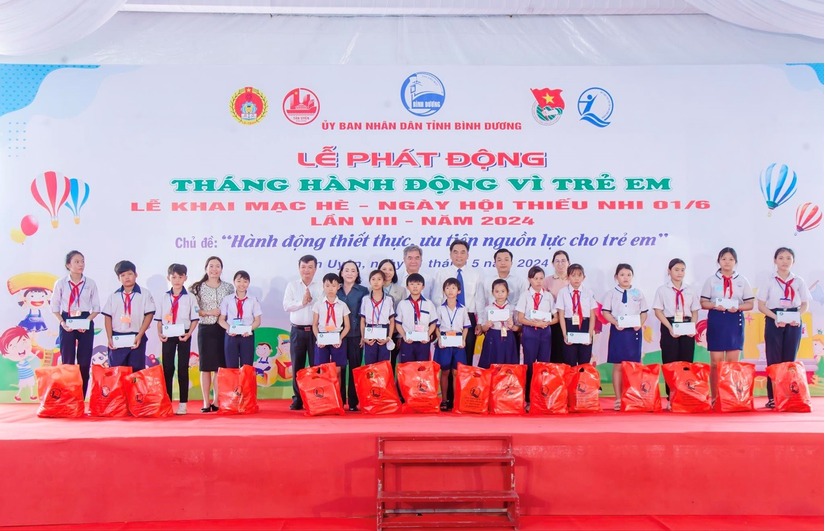 Ấm lòng những món quà sức khỏe được gửi trao trong Tháng hành động Vì trẻ em năm 2024