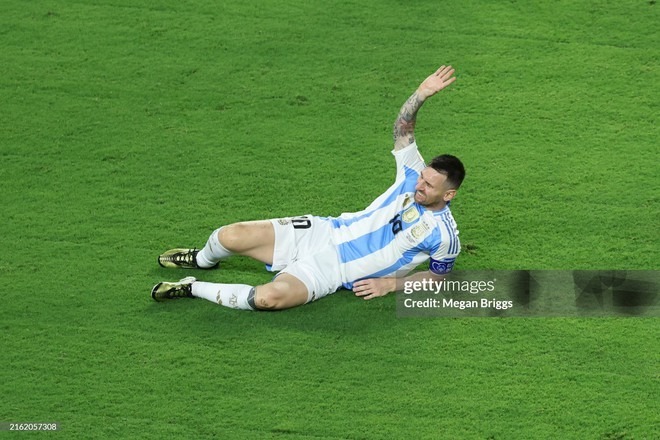 Messi khóc nức nở rời sân vì chấn thương ở chung kết Copa America