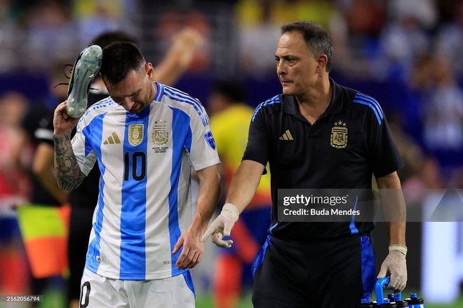 Messi khóc nức nở rời sân vì chấn thương ở chung kết Copa America