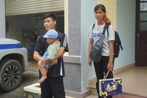 Bị nợ lương, vợ chồng cùng con nhỏ kéo nhau đi bộ từ Bình Dương về quê Tuyên Quang