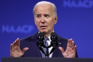 Tổng thống Biden cho biết sẽ cân nhắc việc dừng tranh cử nếu các bác sĩ nói ông có bệnh