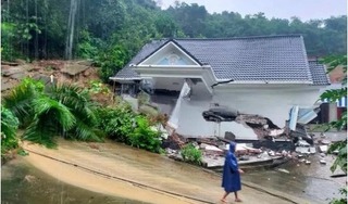 Biệt thự ở Hà Nội đổ sập sau mưa lớn, 7 người trong gia đình may mắn thoát chết