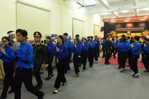 Đoàn viếng 'đặc biệt' cuối ngày ở quê Tổng Bí thư Nguyễn Phú Trọng