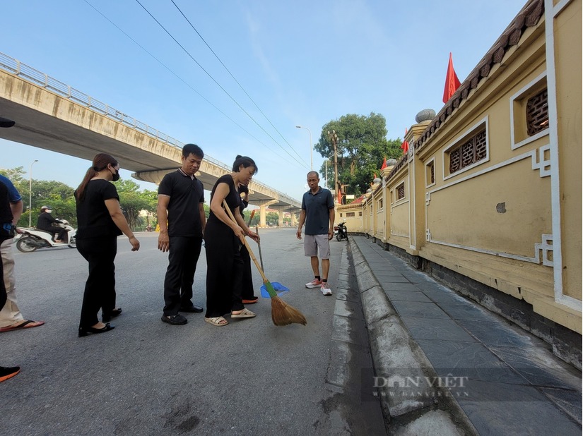 Người Hà Nội lặng lẽ dọn dẹp quanh khu vực Nghĩa trang nơi đón Tổng Bí thư Nguyễn Phú Trọng về an nghỉ