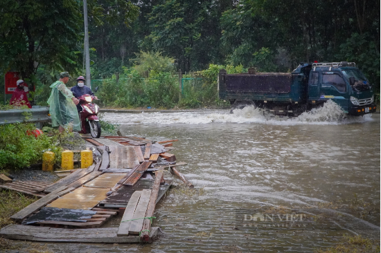 Hà Nội: Đường ngập, nhiều người tranh thủ bắc cầu tạm, kéo xe thu tiền triệu mỗi ngày ở Đại lộ Thăng Long