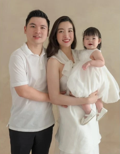 Mỹ nhân Việt “đẻ thuê”: Cha con giống hệt không lệch chút nào