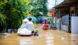 Màn đón dâu bằng phao tự chế có 1-0-2 ở Chương Mỹ gây sốt mạng xã hội