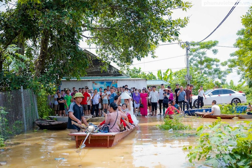 Màn đón dâu bằng phao tự chế có 1-0-2 ở Chương Mỹ gây sốt mạng xã hội