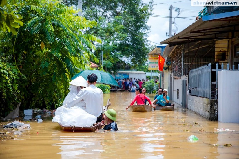 Màn đón dâu bằng phao tự chế có 1-0-2 ở Chương Mỹ gây sốt mạng xã hội