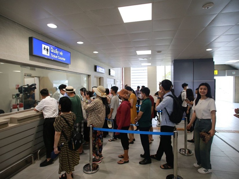 Hơn 4.670 người đã đi tàu Nhổn - Ga Hà Nội trong 2 giờ đầu tiên lăn bánh