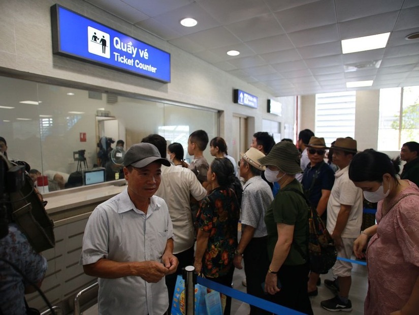 Hơn 4.670 người đã đi tàu Nhổn - Ga Hà Nội trong 2 giờ đầu tiên lăn bánh