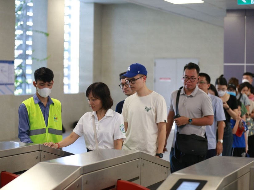 Hơn 4.670 người đã đi tàu Nhổn - Ga Hà Nội trong 2 giờ đầu tiên lăn bánh