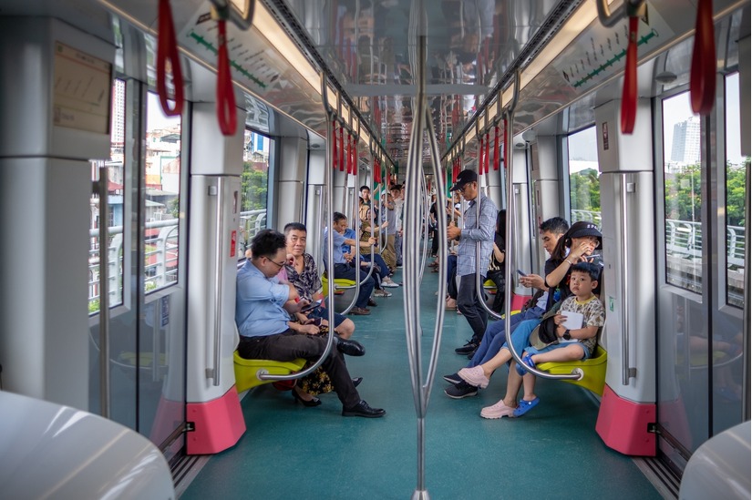 Hơn 4.670 người đã đi tàu Nhổn - Ga Hà Nội trong 2 giờ đầu tiên lăn bánh