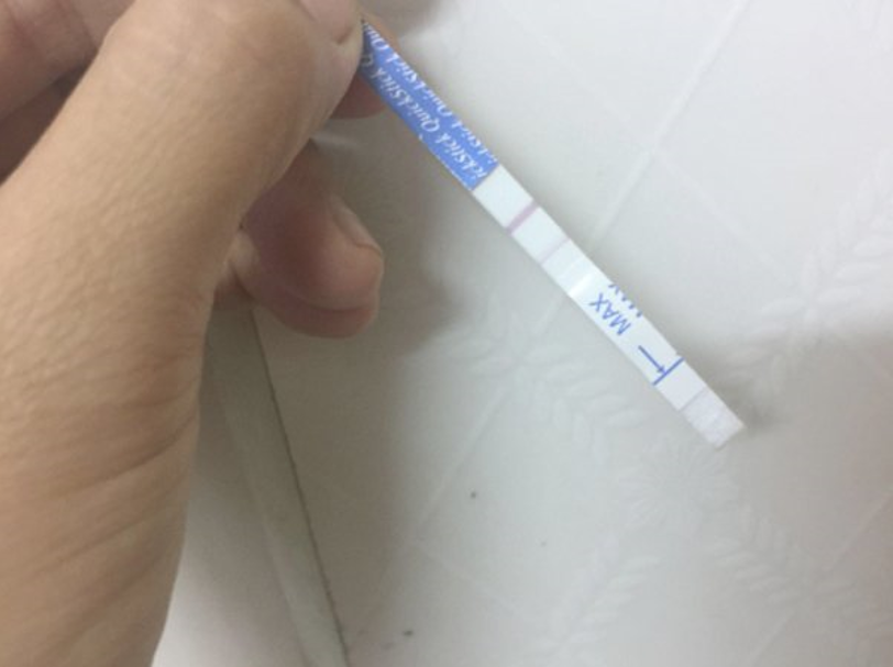 Que thử thai lên 2 vạch rất mờ do nguyên nhân nào?