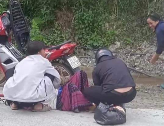 Bác sỹ kể giây phút đỡ đẻ cho sản phụ ven đường quốc lộ 32