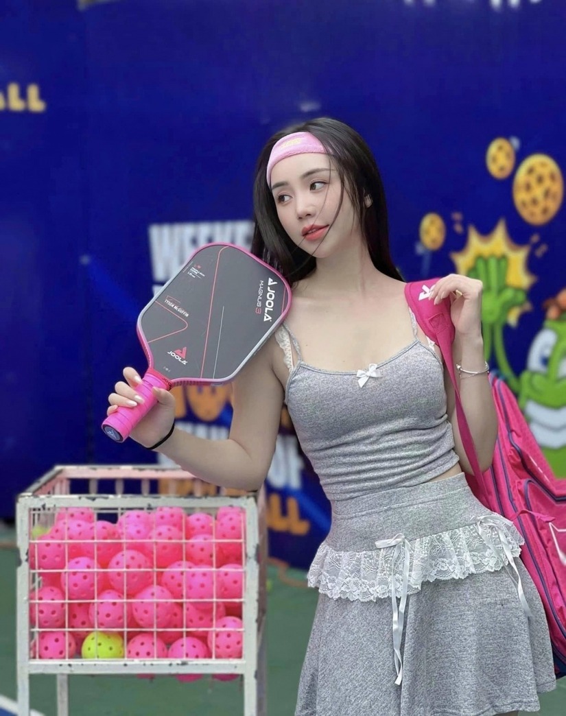 Sao nữ Việt đua nhau diện váy ngắn chơi pickleball