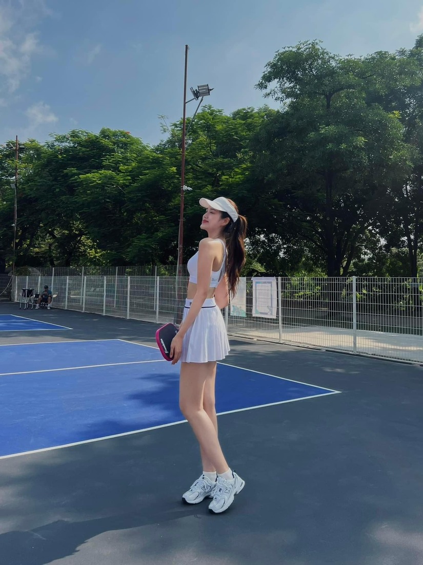 Sao nữ Việt đua nhau diện váy ngắn chơi pickleball