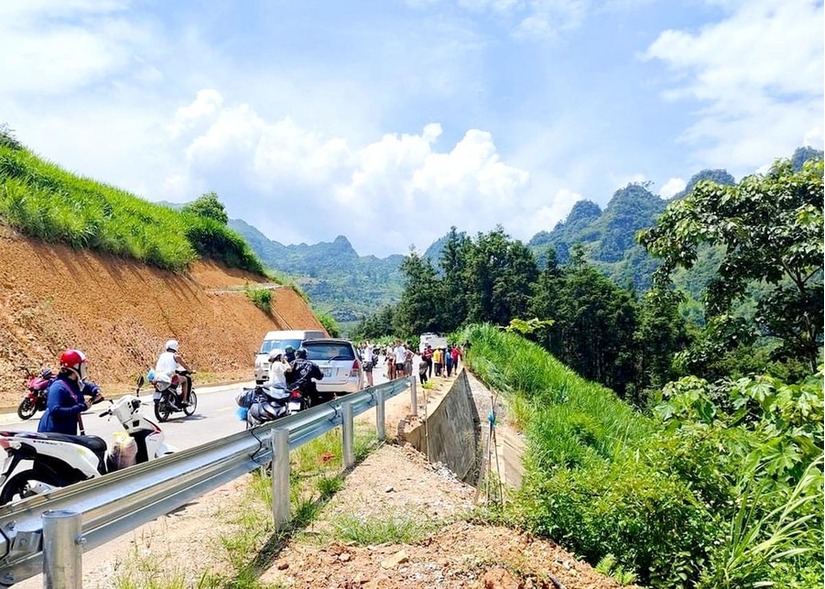 Ô tô lao xuống vực bốc cháy, 2 người thương vong ở Hà Giang