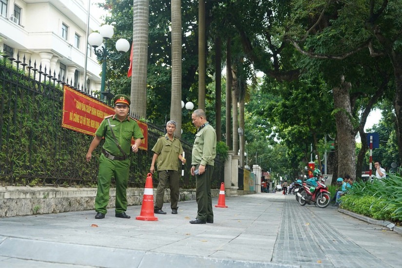 Xử lý vi phạm, ‘đòi lại’ vỉa hè cho người đi bộ ở Hà Nội