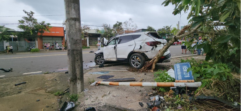 Xe máy và ô tô đối đầu: Ô tô biến dạng, 2 người tử vong