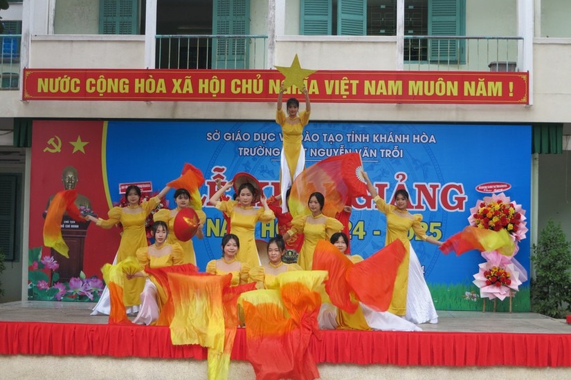 Khai giảng năm học mới: Hơn 23 triệu học sinh cả nước nô nức trong ngày đầu đến trường