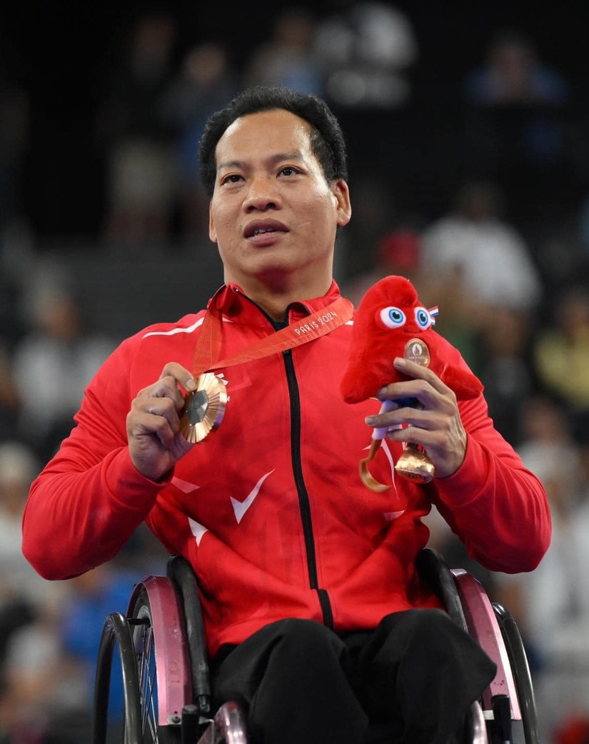 Lê Văn Công: 'Giành HCĐ cử tạ Paralympic 2024 xong, tay tôi xụi luôn, không thể cầm đũa ăn cơm'