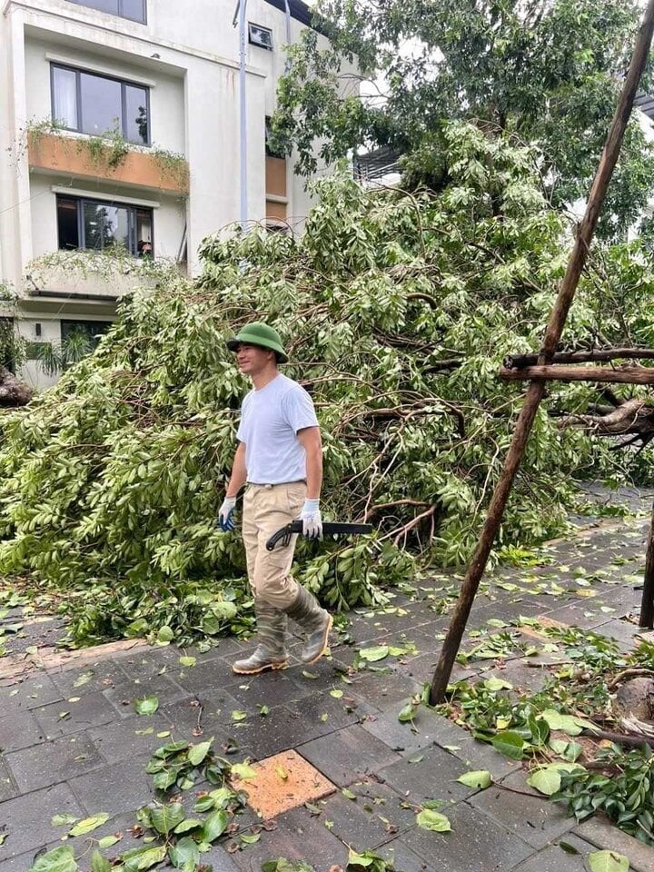 Xuân Bắc cùng con hỗ trợ dọn cây đổ sau bão, Phương Lê góp 500 triệu đồng hỗ trợ vùng bị thiên tai - 1