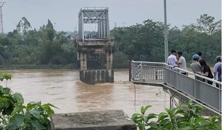 Cầu Phong Châu (Phú Thọ) bất ngờ sập xuống một đoạn dài