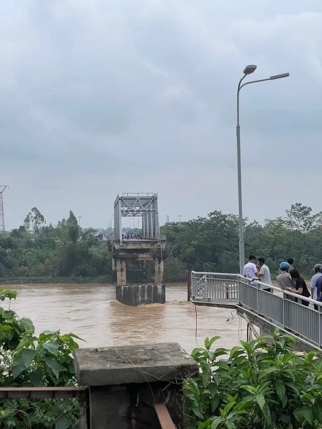 Bước đầu xác định có 10 ô tô, 2 xe máy và 13 người bị cuốn trôi trong vụ sập cầu Phong Châu (Phú Thọ)