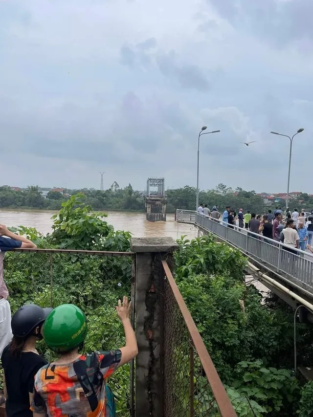 Cầu Phong Châu (Phú Thọ) bất ngờ sập xuống một đoạn dài