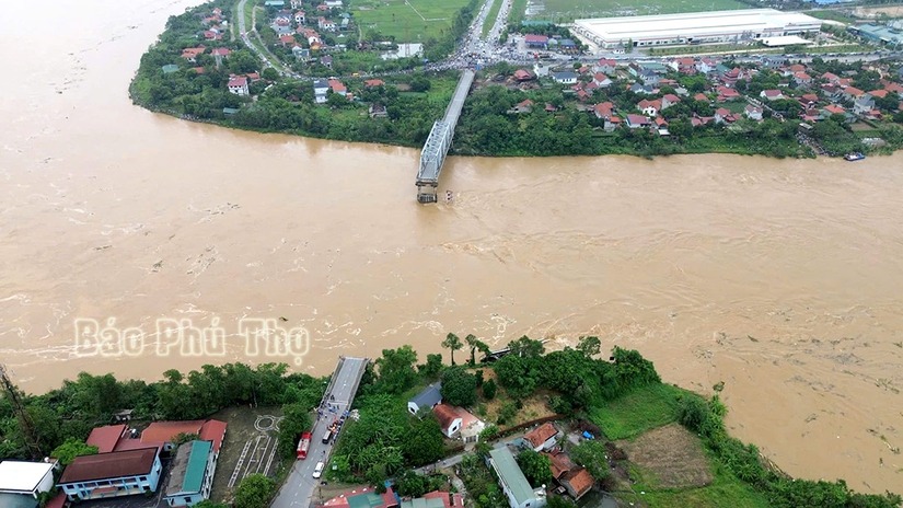 Bước đầu xác định có 10 ô tô, 2 xe máy và 13 người bị cuốn trôi trong vụ sập cầu Phong Châu (Phú Thọ)