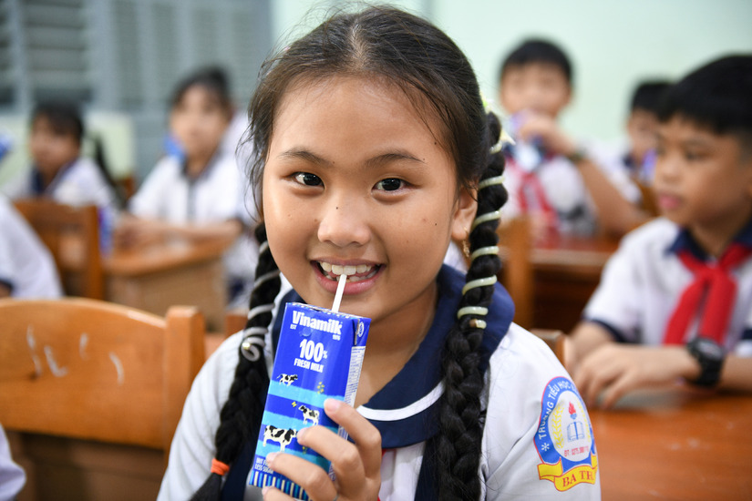 Vinamilk trao tặng gần 200.000 hộp sữa cho trẻ em nhân ngày hội tựu trường
