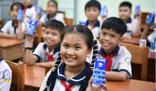 Vinamilk trao tặng gần 200.000 hộp sữa cho trẻ em nhân ngày hội tựu trường