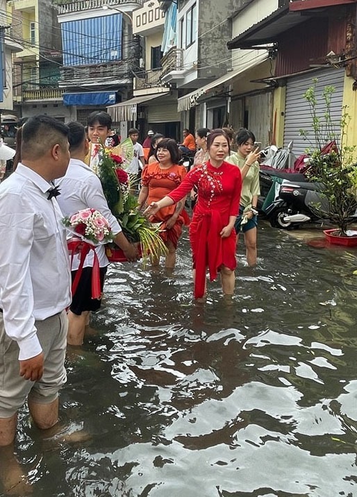 Vượt lũ lụt, đôi bạn trẻ đến với nhau kết duyên trăm năm