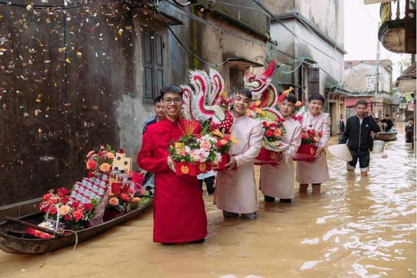 Vượt lũ lụt, đôi bạn trẻ đến với nhau kết duyên trăm năm